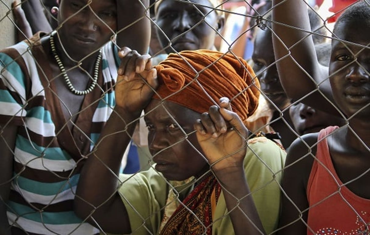 Une femme se tient au grillage d’un camp de réfugiés de l’ONU. © Justin Lynch/AP/SIPA