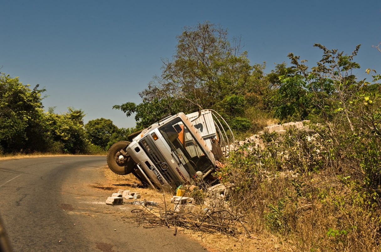 Un camion accidenté dans le Fouta, en Guinée, en janvier 2010. © Youri Lenquette