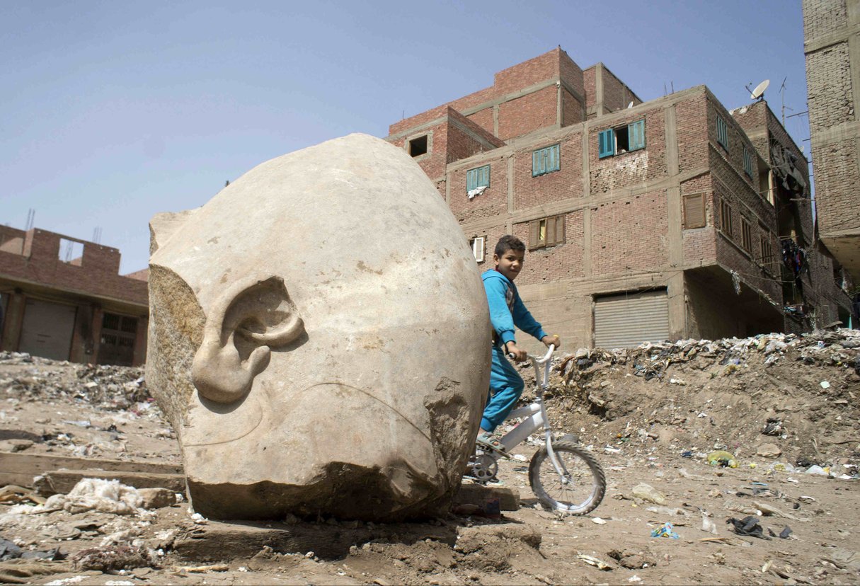 Dans la banlieue du Caire, les restes d’un colosse qui pourrait représenter le souverain Ramsès II, en mars 2017. © Amr Nabil/AP/SIPA