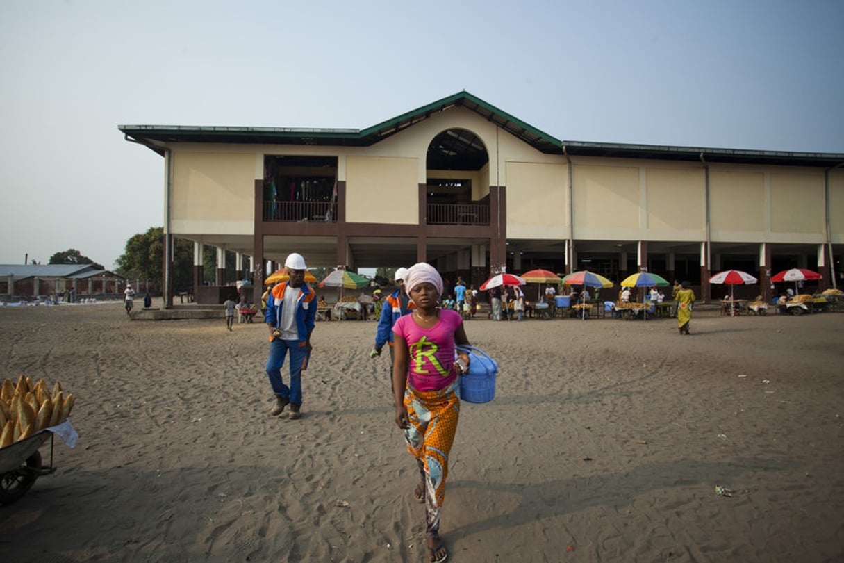 Devant le marché oyo, à Brazzaville, au Congo, en juillet 2012. © Antonin Borgeaud/Les Éditions du Jaguar
