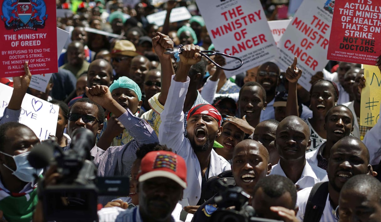 Des médecins kényans défilent dans les rues lors de la plus longue grève de leur histoire, en février 2017. © Ben Curtis/AP/SIPA