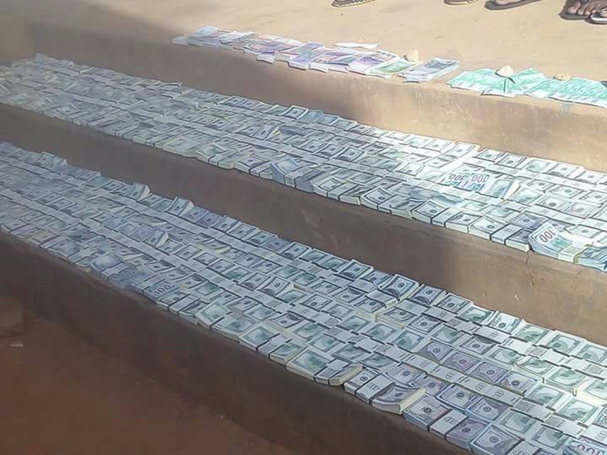 Les faux billets saisis par la police nigérienne le 15 mars. © DR