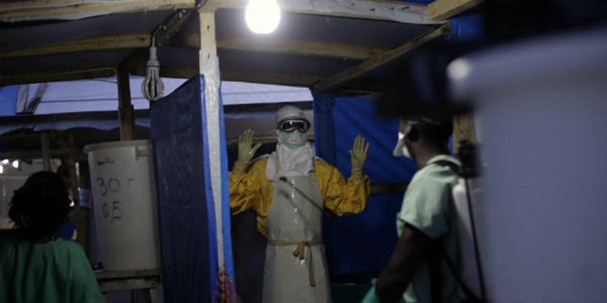 Dans un centre de traitement d’Ebola, à Gueckedou, en Guinée, le 20 novembre 2014. © Jerome Delay/AP/SIPA