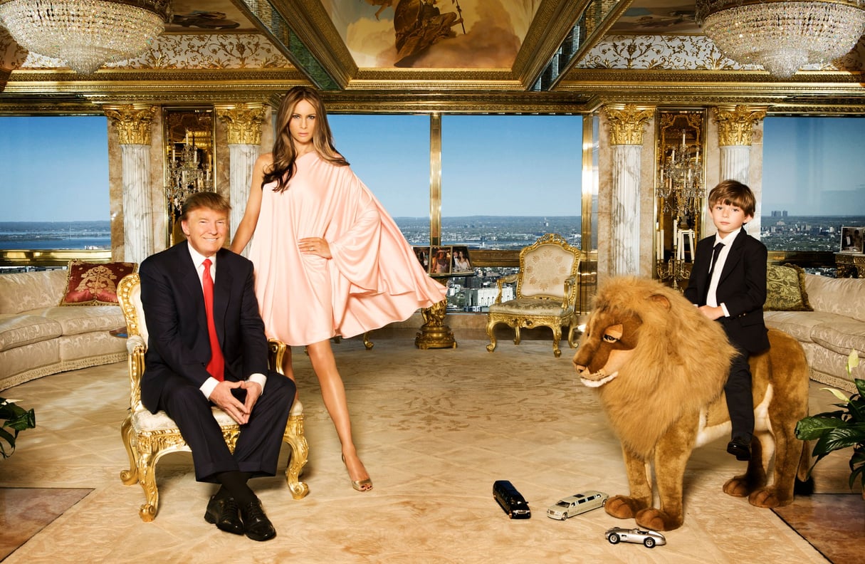 Donald et Melania Trump avec Barron, leur fils, dans leur luxueux appartement de la Trump Tower, à New York, en avril 2010. © Regine Mahaux/Getty Images