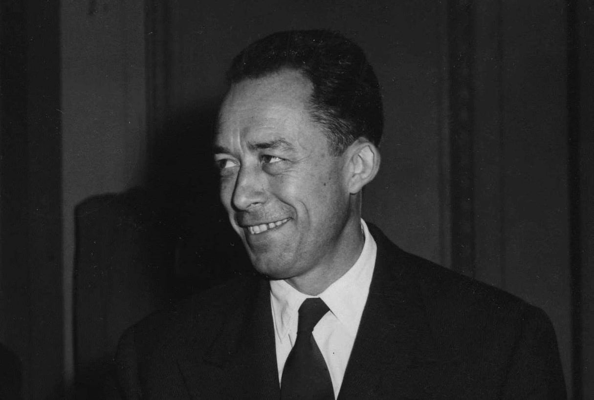 Albert Camus félicité par l’ambassadeur de Suède en France, Ragnar Kumlin, après s’être vu décerner le prix Nobel de littérature, aux éditions Gallimard à Paris, le 17 octobre 1957. © GODOT/AP/SIPA