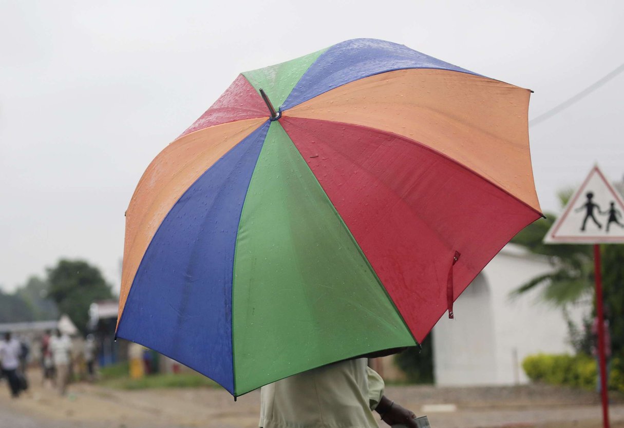 Une femme s’abrite sous un parapluie à Bujumbura en avril 2015. © Jerome Delay/AP/SIPA