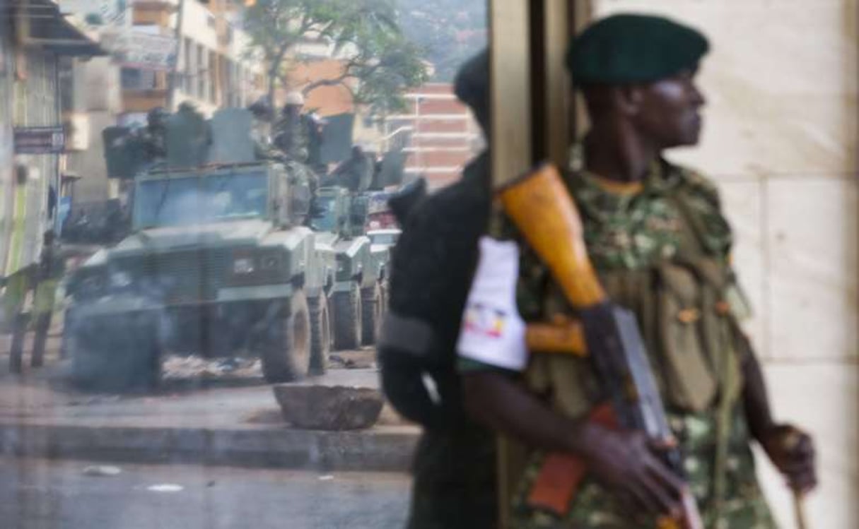Un convoi militaire dans le centre de Kampala le 20 février 2016. © Ben Curtis/AP/SIPA