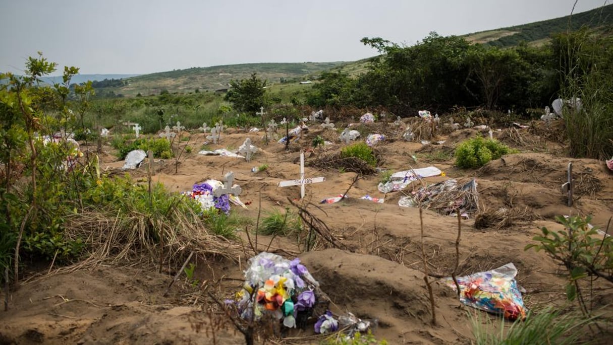 Le cimetière de Maluku, où 421 corps ont été inhumés dans la nuit du 18 au 19 mars 2015. © Federico Scoppa/AFP