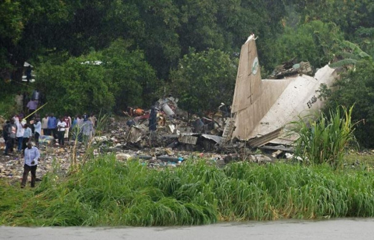 Des Soudanais sur le site du crash d’un avion cargo, le 4 novembre 2015 près de l’aéroport de Djouba au Soudan du Sud (photo d’illustration). © AFP