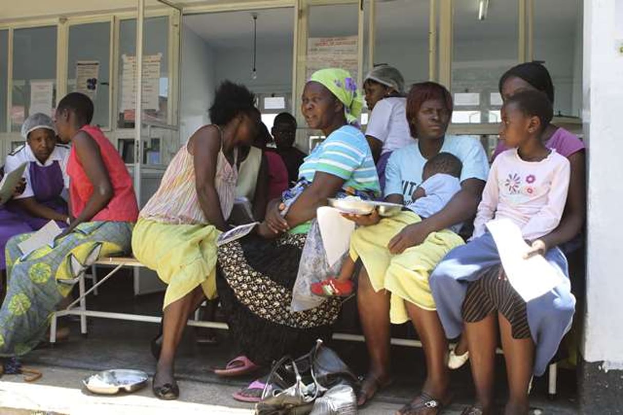 Des patients souffrant de la typhoïde attendent d’être pris en charge dans un hôpital de Hararé, au Zimbabwe, le 5 novembre 2011. © Tsvangirayi Mukwazhi/AP/SIPA