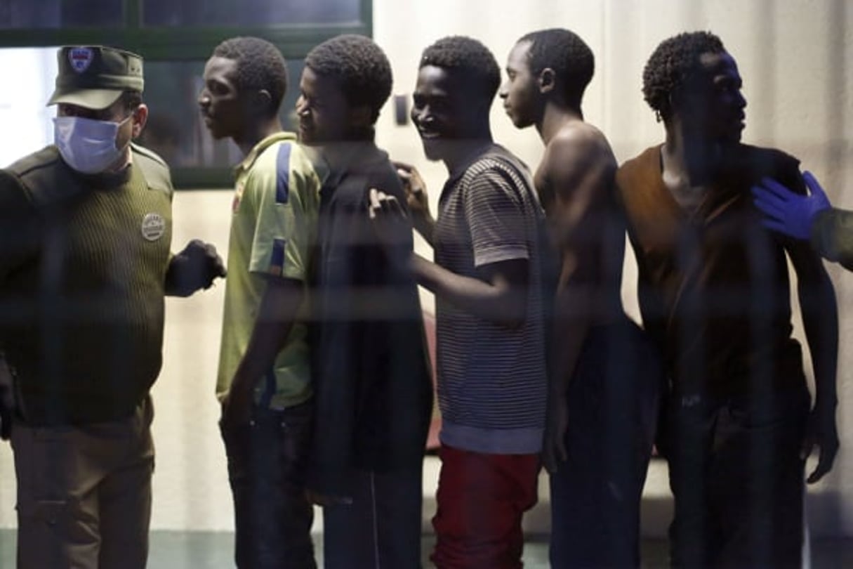 Des migrants font la queue devant un camp de migrants à Ceuta, en Espagne, le 17 février 2017. © Jesus Moron/AP/SIPA