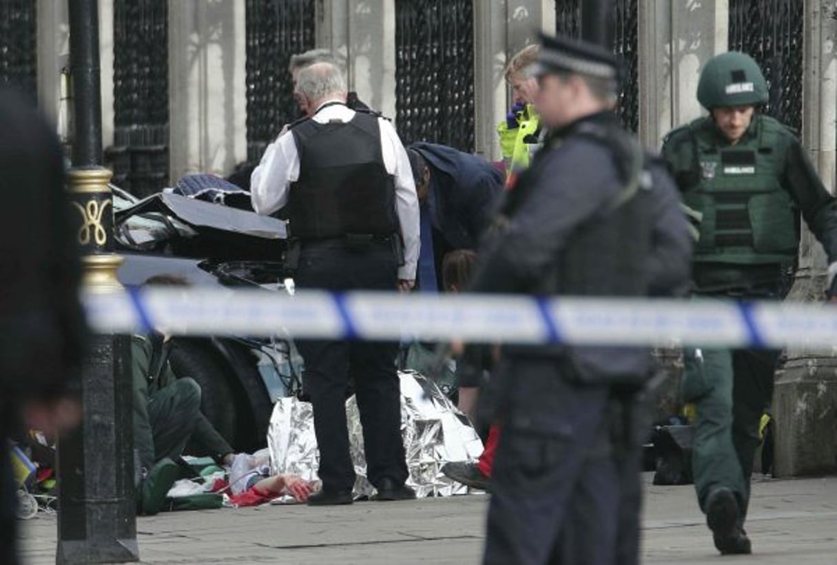 Des membres des forces de l’ordre se pressent autour du palais de Westminster, à Londres, après une attaque décrite comme « terroriste » par la police, le 22 mars 2017. © Yui Mok/AP/SIPA