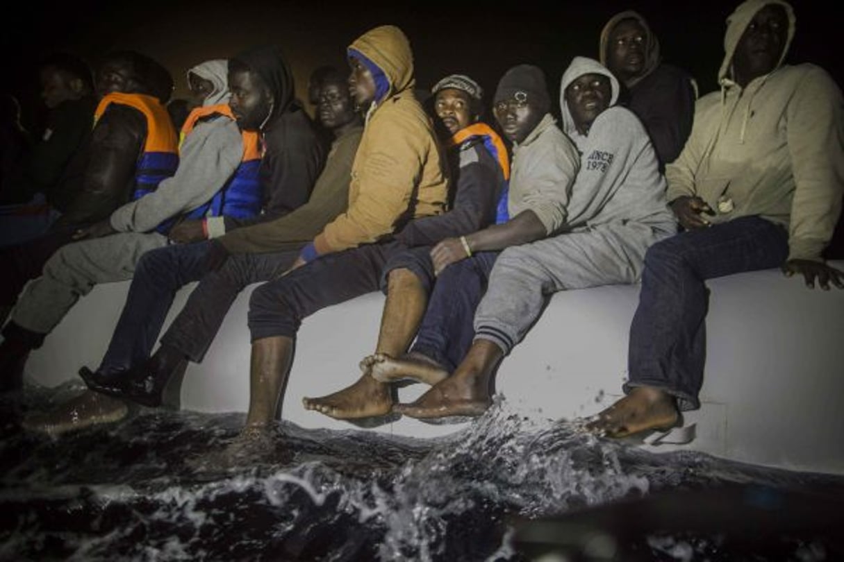 Des migrants africains à bord d’une embarcation en Méditerranée, en mars 2017. © Santi Palacios/AP/SIPA