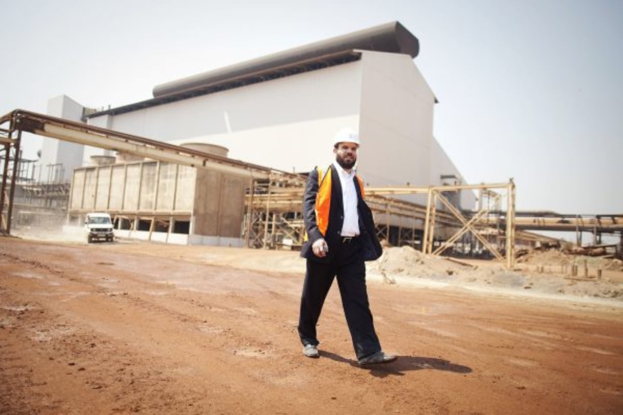 Le milliardaire israélien devant le complexe de Katanga Mining, en 2012. © SIMON DAWSON/BLOOMBERG VIA GETTY IMAGES – DR