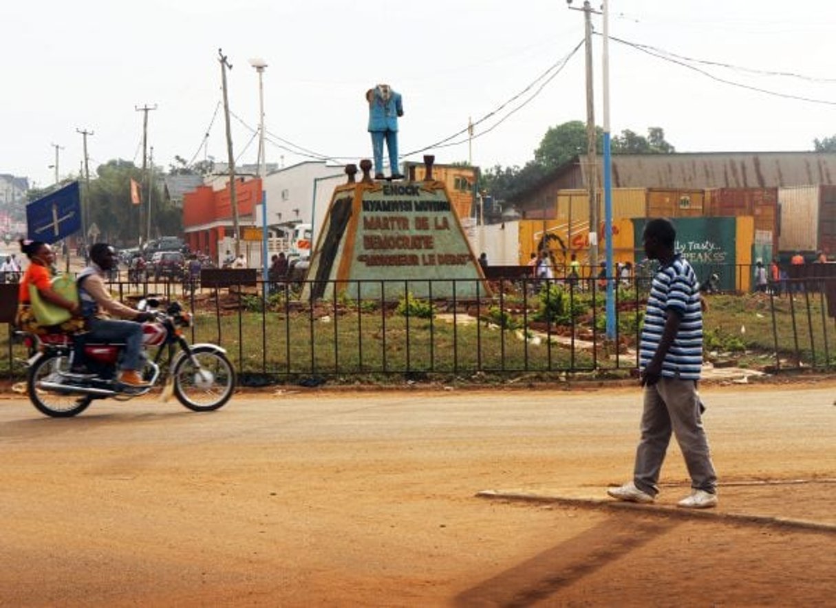 La statue amputée d’Enoch Nyamwisi, à Beni, en RD Congo. © Trésor Kibangula/JA