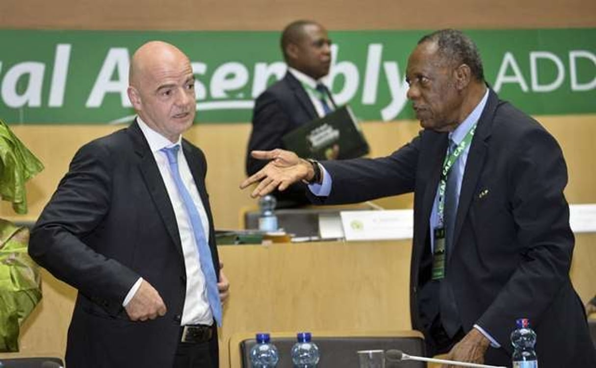 Issa Hayatou en discussion avec le président de la FIFA Gianni Infantino, à l’ouverture de l’assemblée générale de la CAF à Addis-Abeba le 16 mars 2017. © AP/SIPA