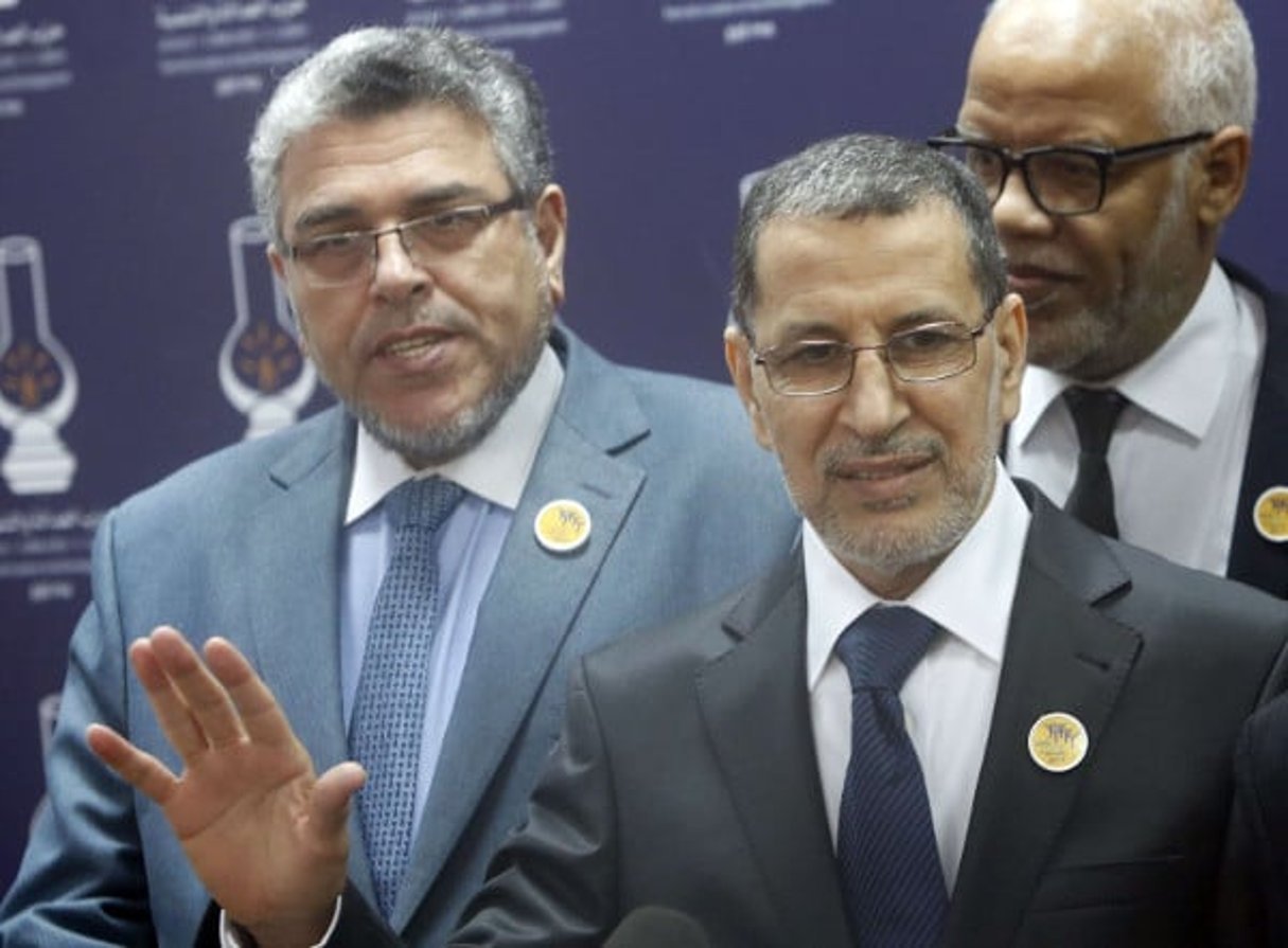 Le chef du gouvernement Saadeddine El Othmani (au centre), aux côtés de Mustapha Ramid (à gauche), ministre PJD. © Abdeljalil Bounhar/AP/SIPA