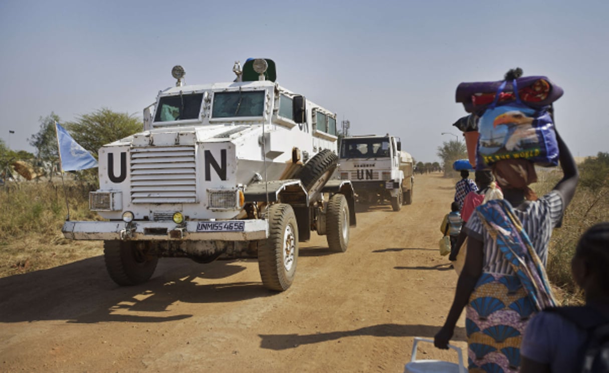 Un convoi des Nations Unies sur une route au Soudan du Sud en décembre 2013. © Ben Curtis/AP/SIPA