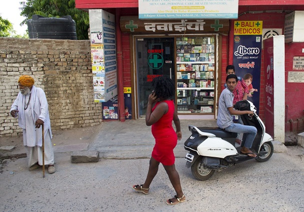 Une Africaine passe son chemin sous le regard d’Indiens à New Delhi en 2016. © Saurabh Das/AP/SIPA