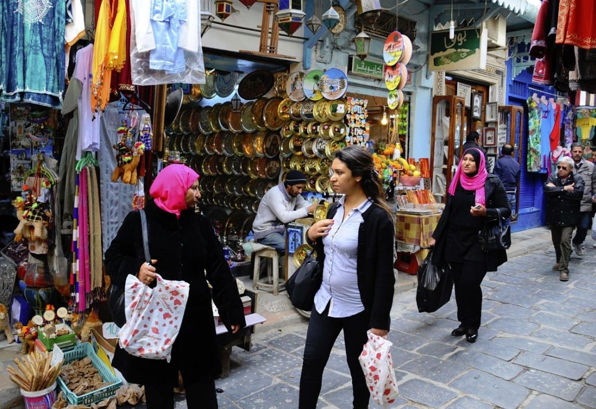 Devant des boutiques de souvenirs à Tunis, le 20 mars 2015. © Salah Ben Mohamed/AP/SIPA