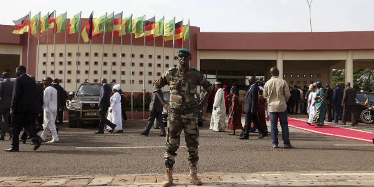 Un militaire malien assurant la sécurité à Bamako en 2016 © Baba Ahmed/AP/SIPA