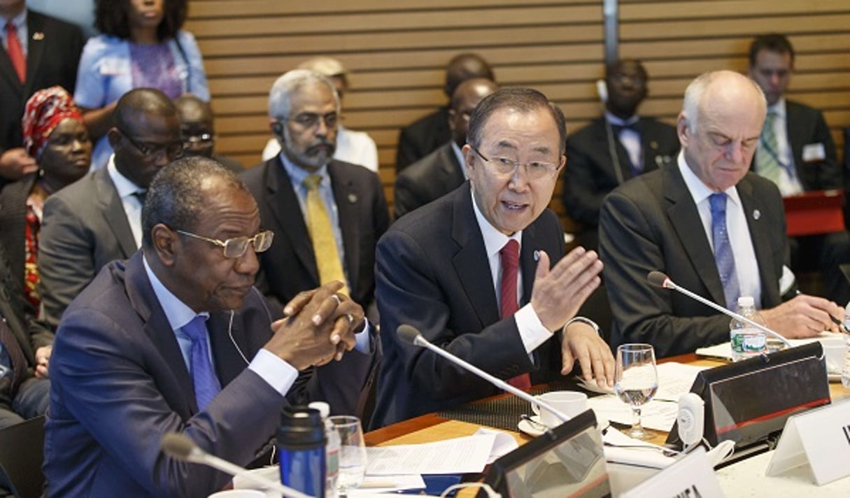 L’ancien secrétaire général des Nations Unies Ban Ki-moon au côté d’Alpha Condé le 9 octobre 2014. © J. Scott Applewhite/AP/SIPA