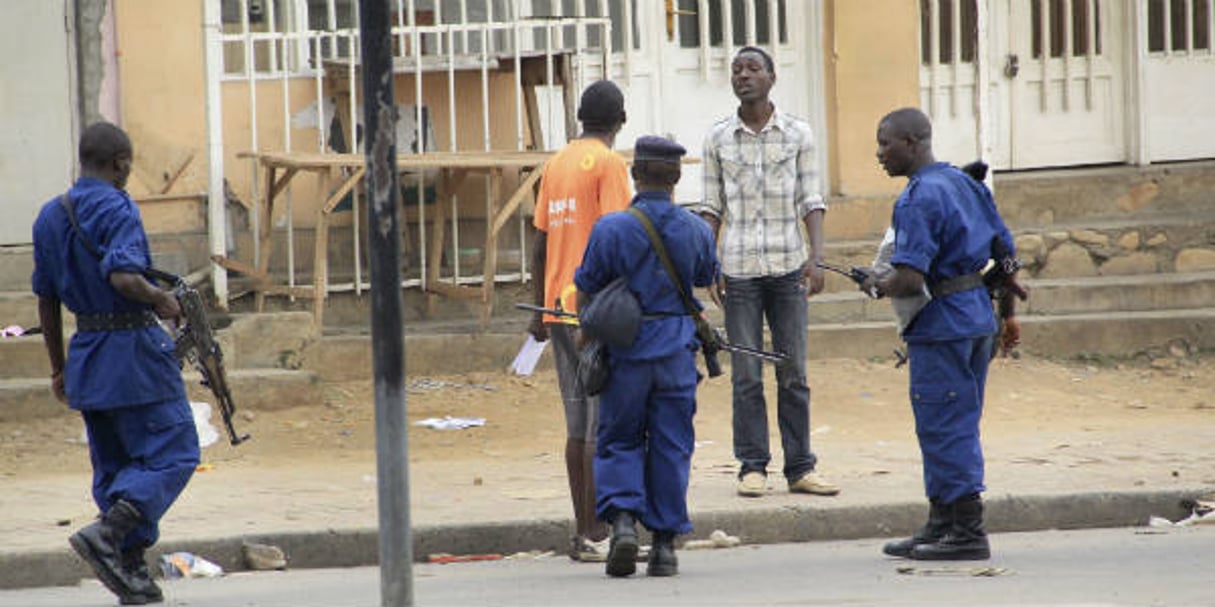 La police burundaise arrête un homme à Bujumbura, le 3 février 2016. © STR/AP/SIPA