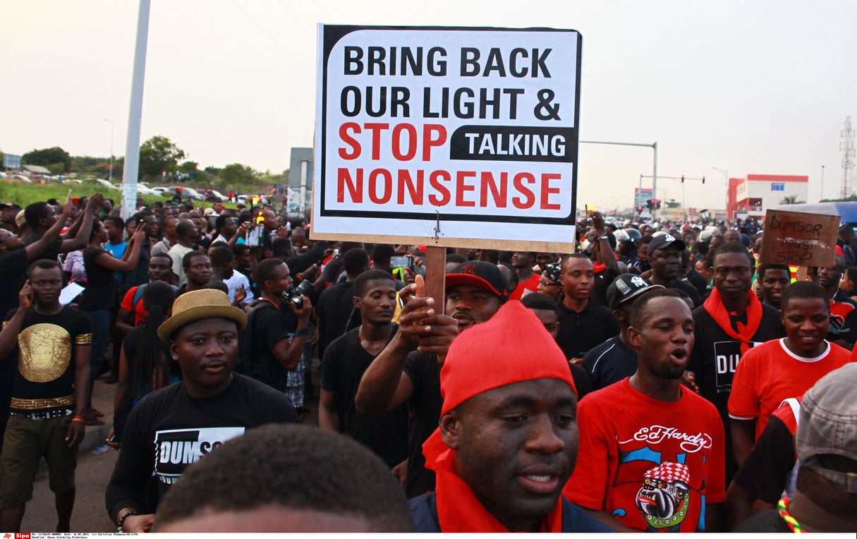 Des Ghanéens protestent contre les coupures d’électricité à Accra, la capitale, le 16 mai 2015. © AP/Sipa