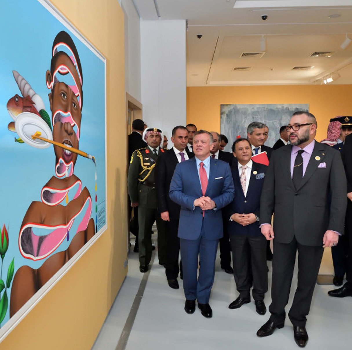 Le roi Mohammed VI en compagnie du roi Abdallah de Jordanie  lors de la visite inaugurale de l’exposition « Rabat, capitale d’Afrique » le jeudi 23 mars 2017. © Musée Mohammed VI d’art contemporain