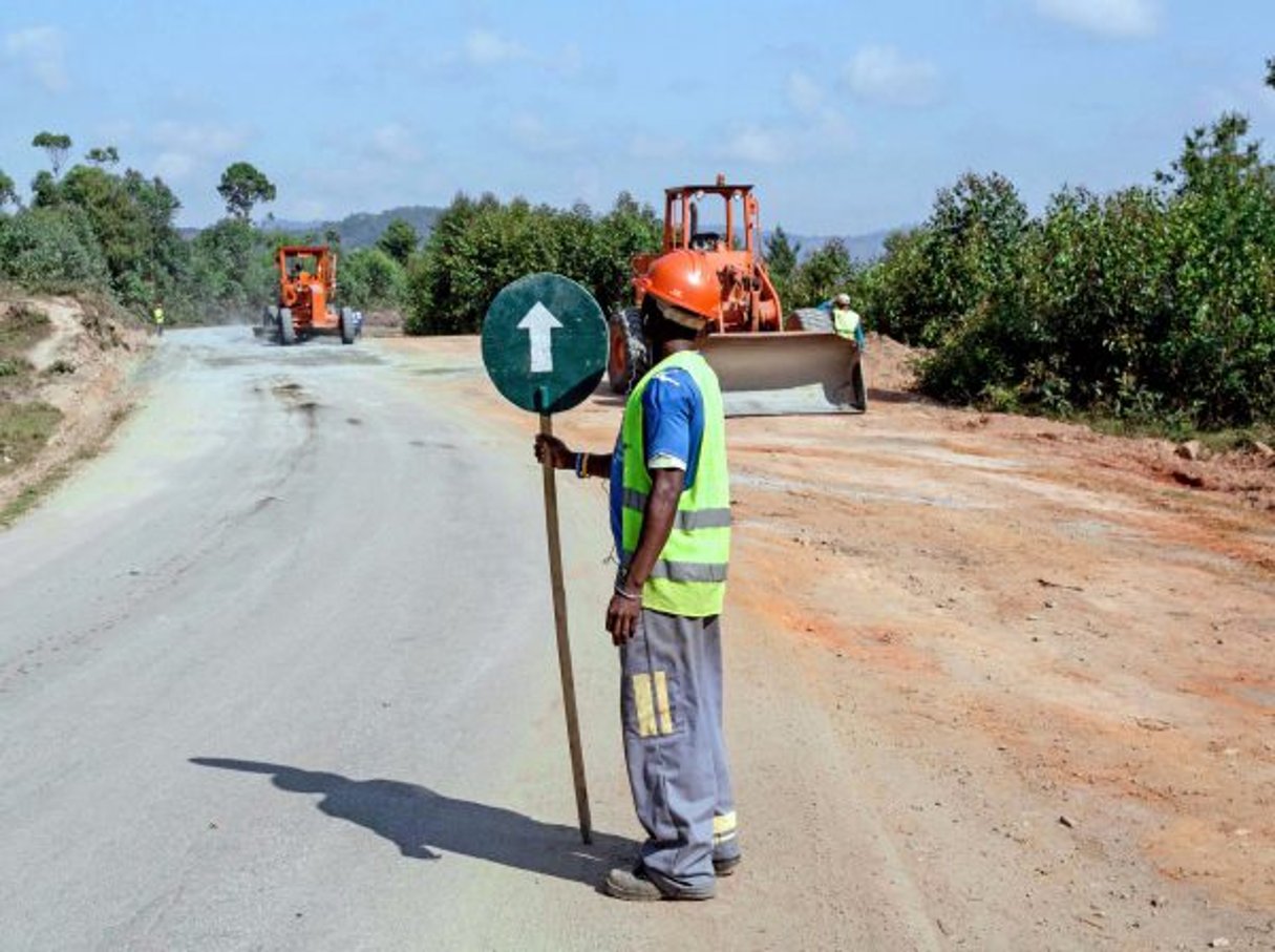 Construction d’une nouvelle route par l’entreprise Colas, à Ranomafana, en novembre 2016. © Michel COMPAGNON/CIT’images