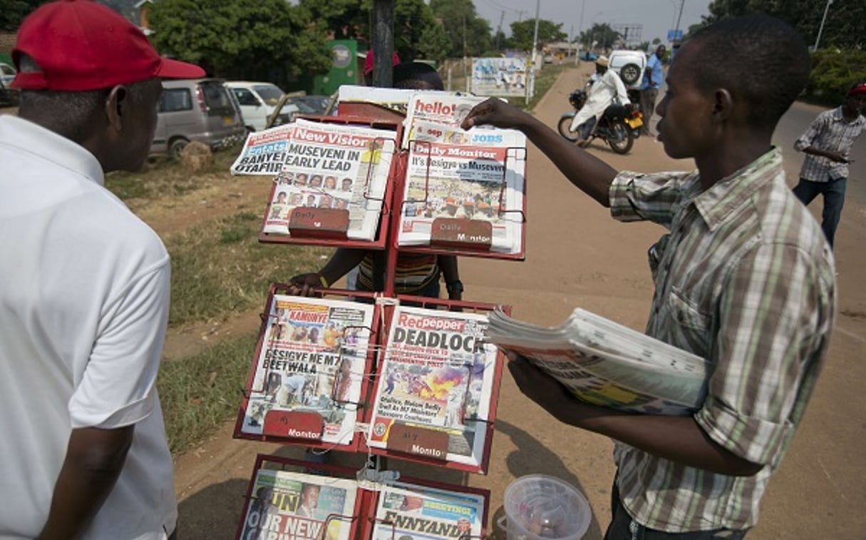 Un présentoir de journaux près de Kampala (Ouganda) en 2016. © Ben Curtis/AP/SIPA