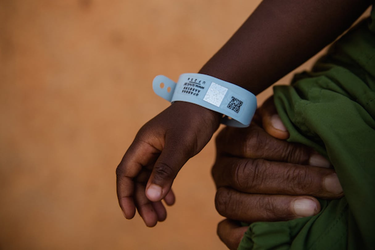 Un bracelet de naissance du système Icivil servant à recenser les nouveaux-nés au Burkina Faso. © Sophie Garcia/Hanslucas.com pour JA