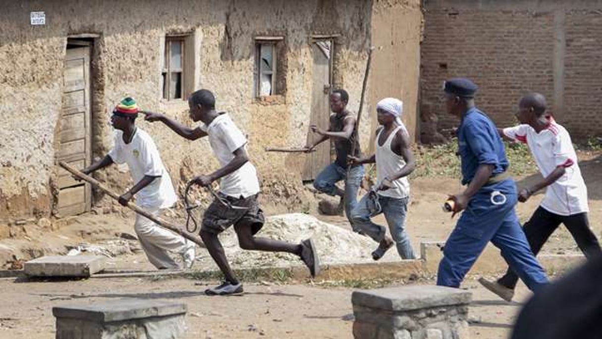 Des Imbonerakure coursent des manifestants de l’opposition, sans en être empêchés par les forces de l’ordre, à Bujumbura le 25 mai 2015. © Berthier Mugiraneza/AP/SIPA