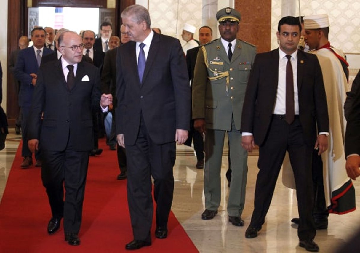 Bernard Cazeneuve aux côtés d’Abdelmalek Sellal, le mercredi 5 avril 2017 à Alger en Algérie. © Anis Belghoul/AP/SIPA