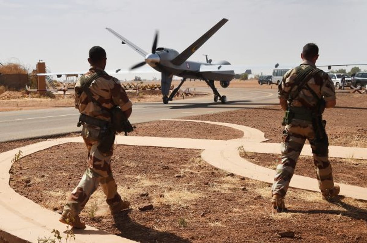 Des soldats de l’opération Barkhane devant un drone Reaper prêt à décoller de l’aéroport militaire de Niamey. © DOMINIQUE FAGET/AFP