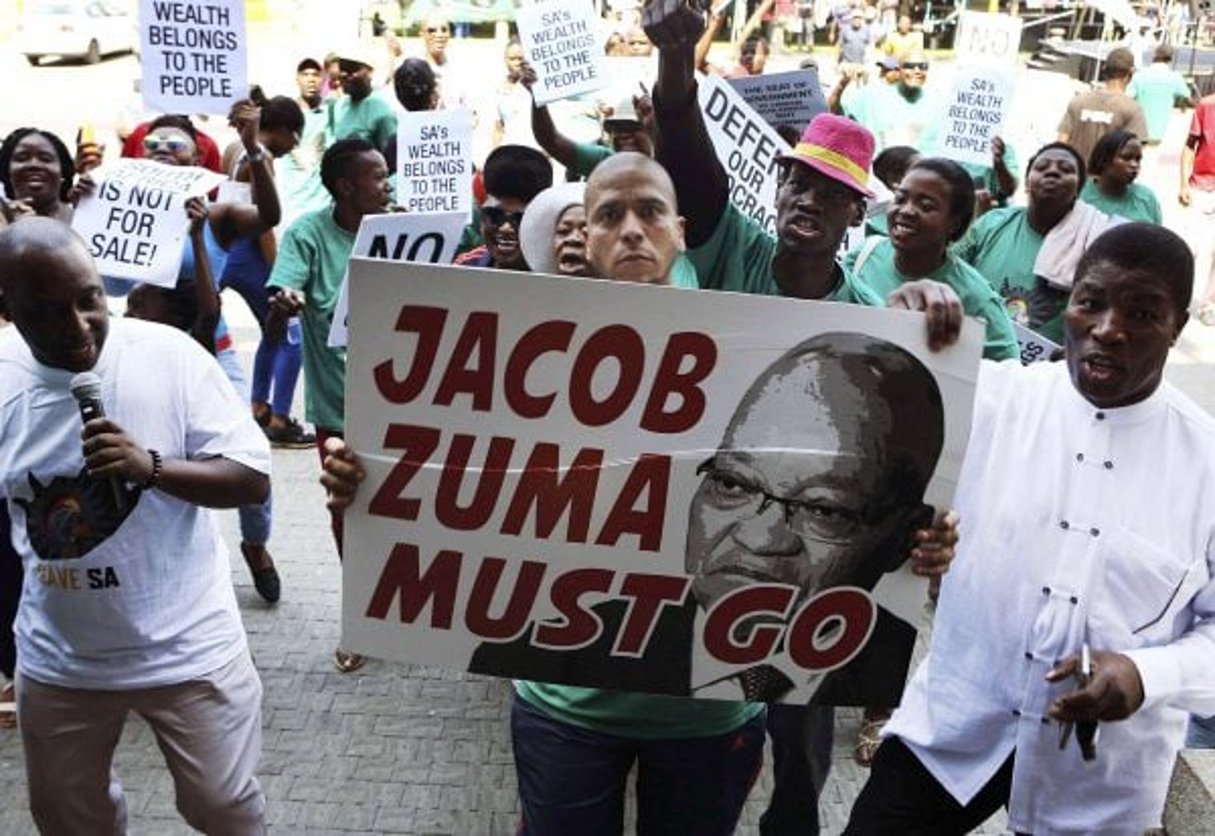Manifestants à Pretoria, le 4 avril, après le limogeage du ministre des Finances, Pravin Gordhan. © AP/SIPA