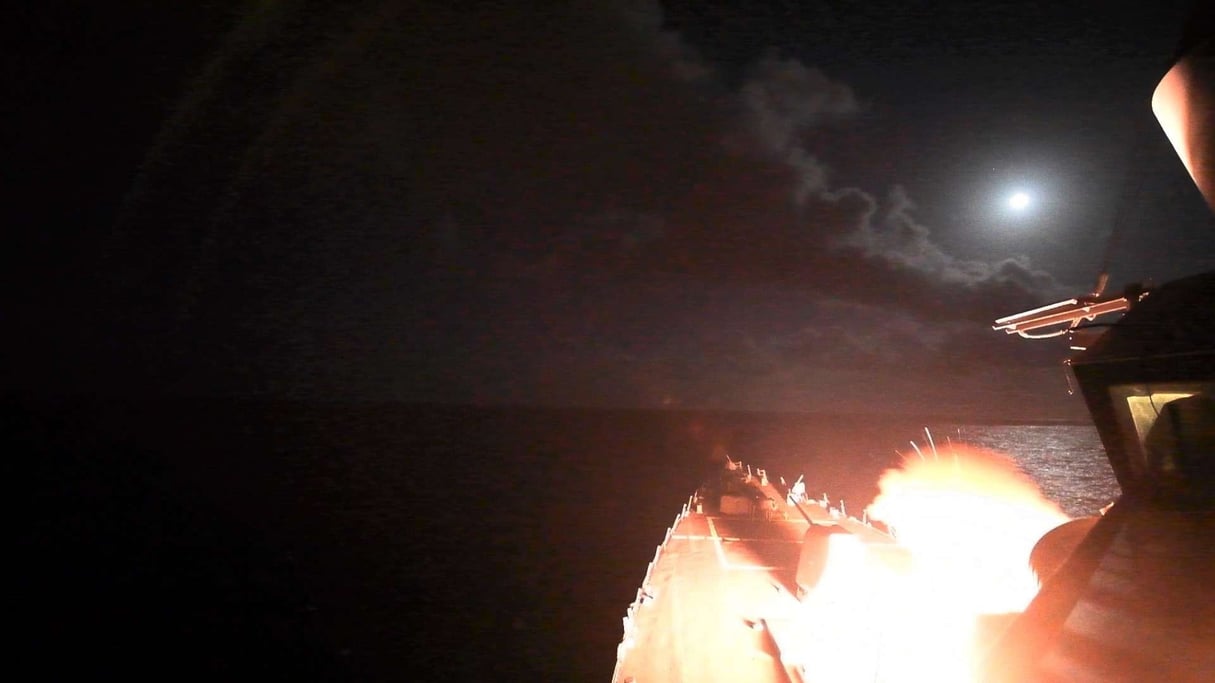 Un navire destroyer de la marine américaine lance un missile tomahawk contre une base militaire du régime Assad en Syrie, le 7 avril 2017. © Ford Williams/AP/SIPA