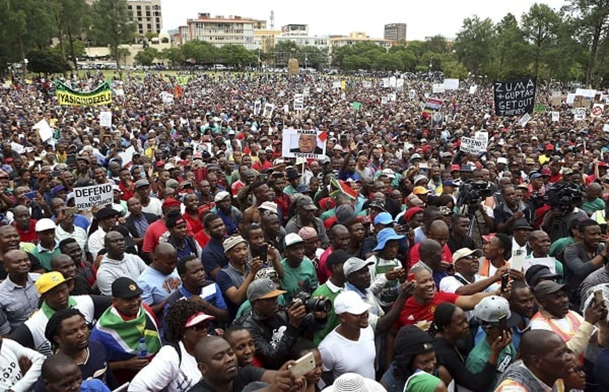 Des milliers de Sud-Africains se rassemblent devant le siège du gouvernement à Pretoria, le 7 avril 2017. © AP/Sipa
