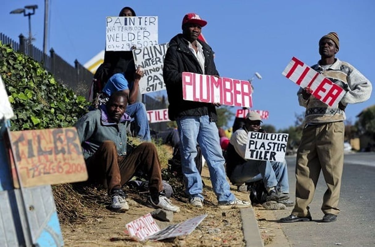 Plombiers, carreleurs ou peintres en bâtiment attendent des opportunités d’emploi aux abords de Johannesburg, en Afrique du Sud. © AP/Sipa