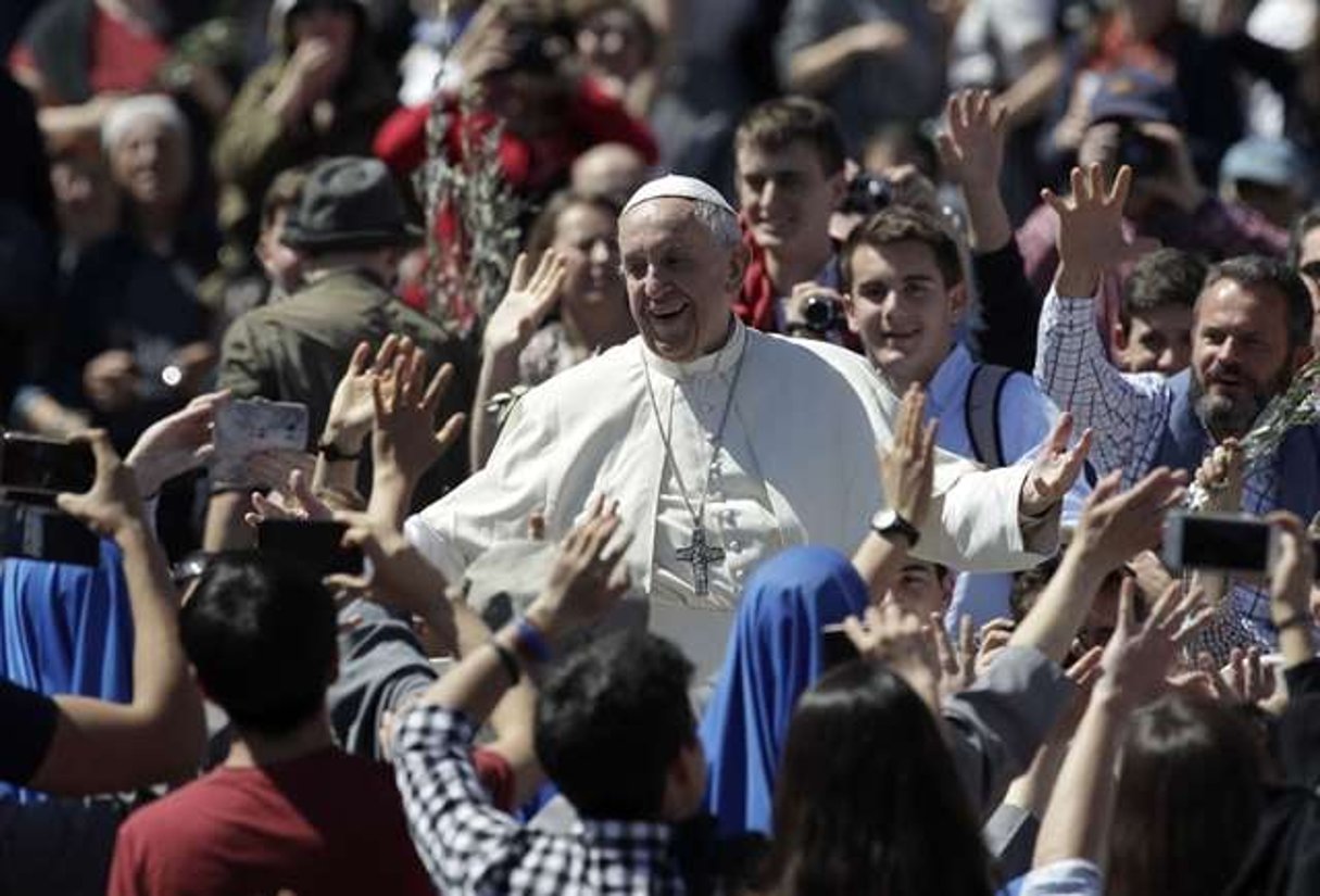 Bain de foule pour le souverain pontife après la célébration de la messe des rameaux, dimanche 9 avril 2017 à Rome. © Alessandra Tarantino/AP/SIPA