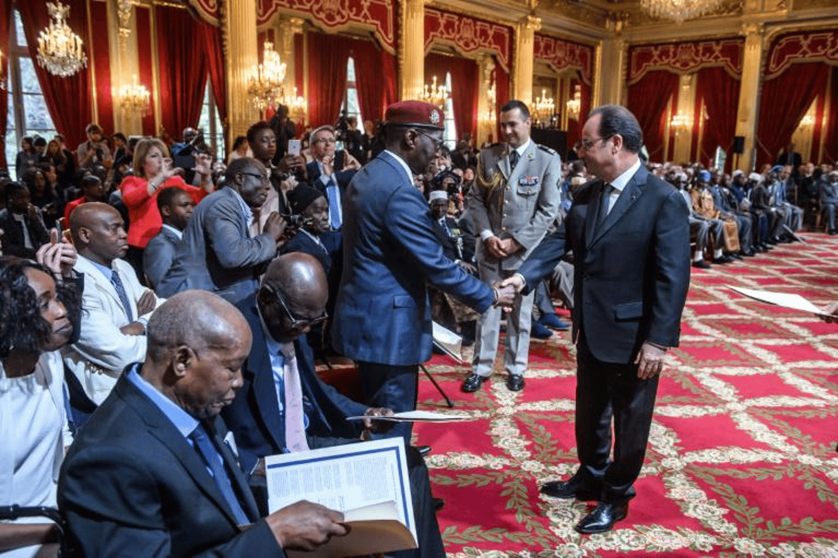 François Hollande préside à l’Elysée une cérémonie de réintégration dans la nationalité française de 28 anciens tirailleurs sénégalais, le 15 avril 2017. © Christophe Petit Tesson/AFP