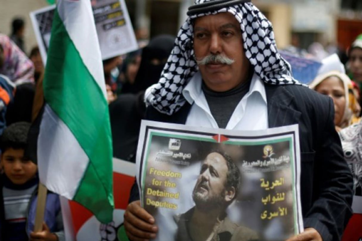 Un Palestinien tient la photo de Marwan Barghouthi, lors de la « Journée des prisonniers », le 16 avril 2015 à Gaza © Mohammed Abde/AFP