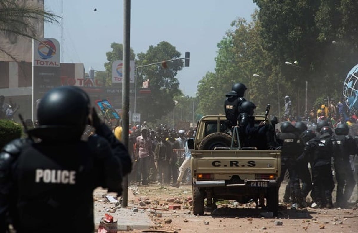 La police burkinabè aux prises avec des manifestants à Ougadougou en 2014. © Theo Renaut/AP/SIPA