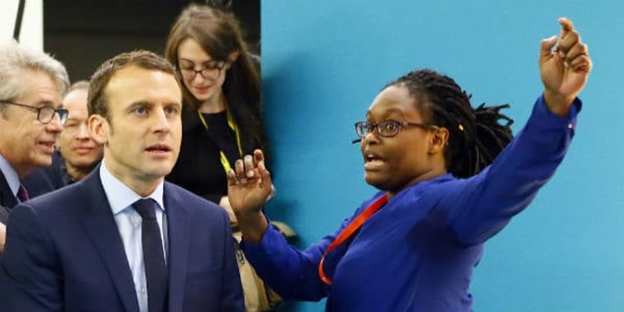 Emmanuel Macron et son attachée de presse, Sibeth Ndiaye, au Salon des entrepreneurs de Paris, le 2 février 2017. © Francois Mori/AP/SIPA
