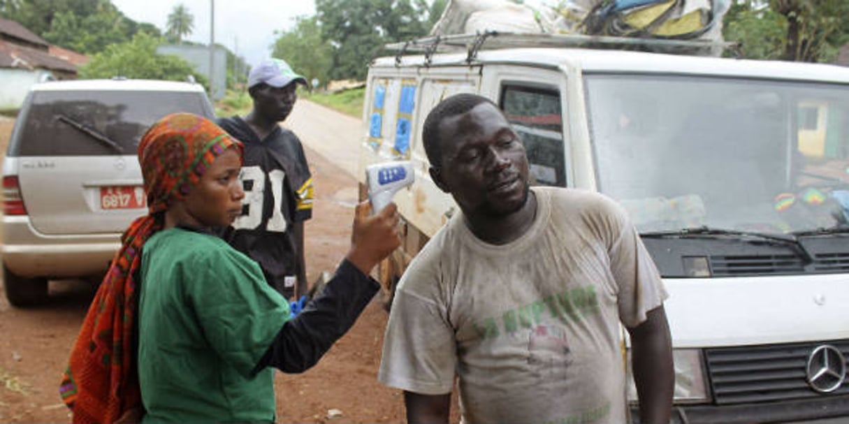 Un contrôle de température en pleine épidémie d’Ebola, à Forécariah, en Guinée, le 7 septembre 2014. © Youssouf Bah/AP/SIPA