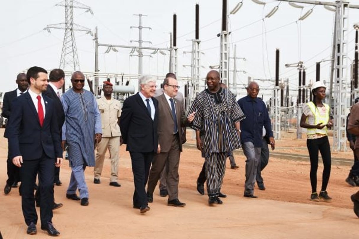 Rémy Rioux (au centre), Pierre-René Lemas (à sa droite) et le Premier ministre burkinabè, Paul Kaba Thieba, visitant la centrale solaire de Zagtouli, en construction. © Anne Mimault/AFD