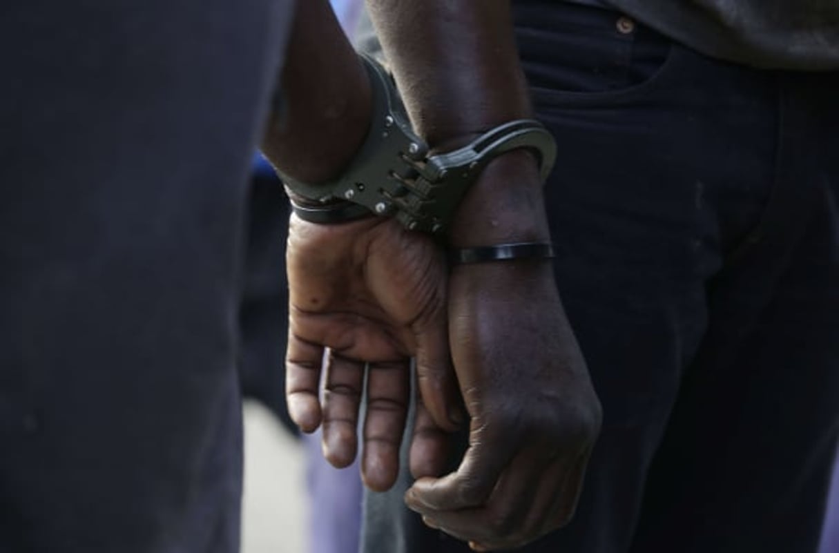 Deux hommes arrêtés à Lagos, au Nigeria, en février 2016. © Sunday Alamba/AP/SIPA