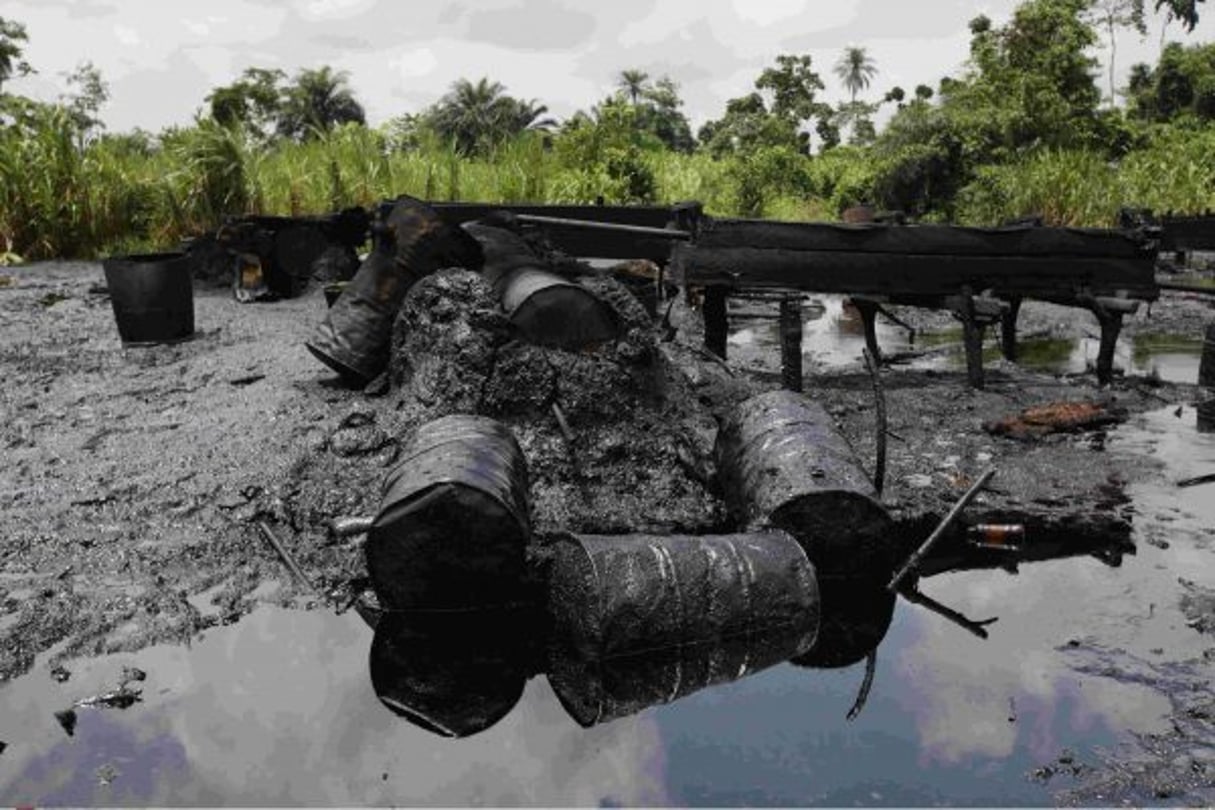 Une raffinerie artisanale de pétrole abandonnée dans l’État de Bayelsa, au Nigeria, en mai 2013. © Sunday Alamba/AP/SIPA