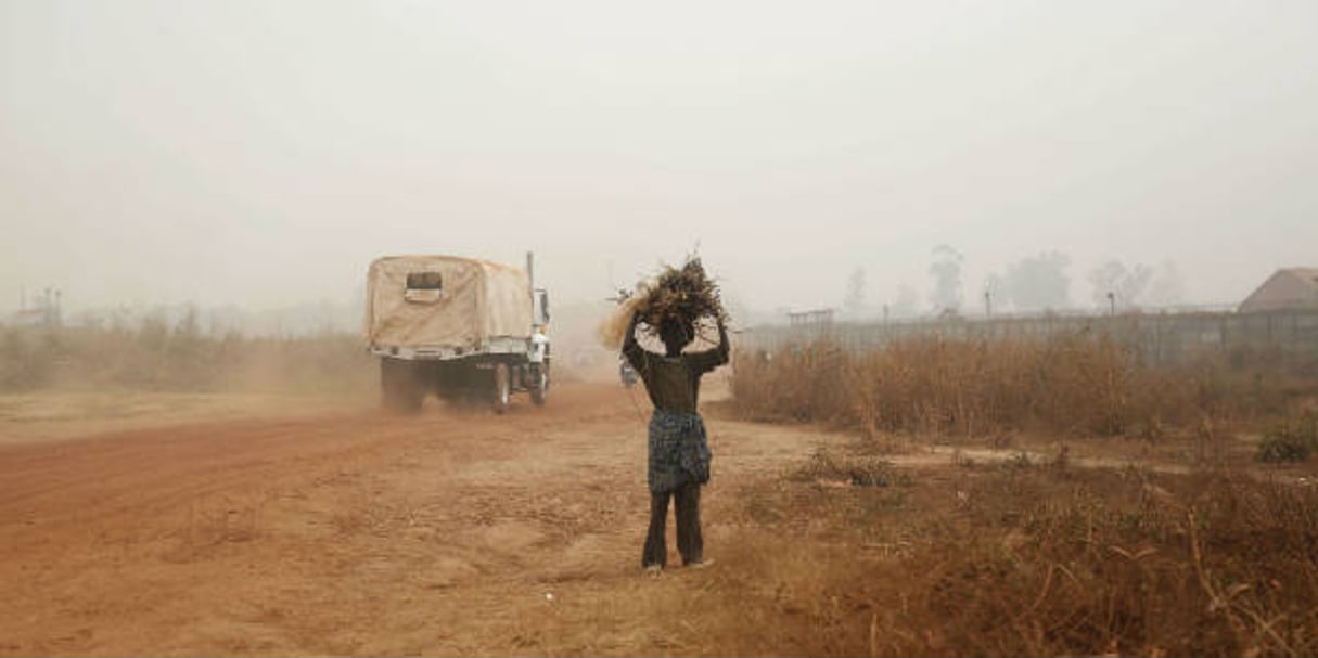 Une Centrafricaine derrière un camion de l’ONU, le 13 février 2016 au PK5, à Bangui. © Jerome Delay/AP/SIPA