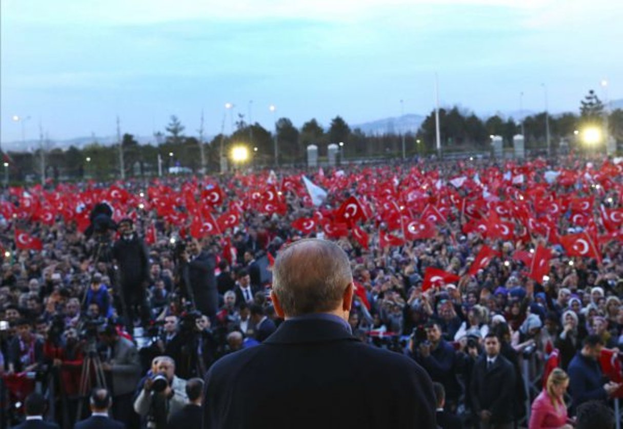 Le président Recep Tayyip Erdogan fait un discours, au lendemain des résultats du référendum, le 24 avril 2017. © AP/SIPA